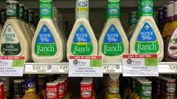 Orlando Febrero 2020 Panorámica Las Botellas Kens Salad Dressing Una — Vídeos de Stock