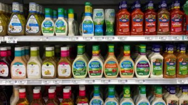Orlando, FL USA - 8 Şubat 2020: Publix manavındaki salata sosu reyonundan uzaklaşmak.