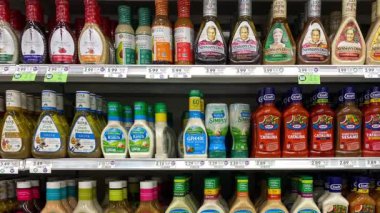 Orlando, FL USA - 8 Şubat 2020: Publix bakkalında salata sosu reyonunu geri çevirmek.