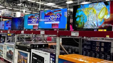 Orlando, FL USA - 23 Ocak 2020: Tüketiciler tarafından satın alınmaya hazır çeşitli televizyonlarla bir Sams Club toptan satış mağazasının TV koridorunu kapatmak.