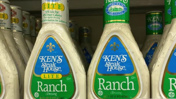 Orlando Febrero 2020 Panorámica Las Botellas Kens Ranch Salad Dressing — Vídeos de Stock