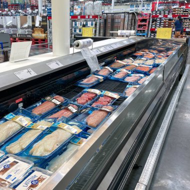 Orlando, FL USA - 31 Mayıs 2021: Orlando, Florida 'daki bir Sams Club toptan satış mağazasının deniz ürünleri bölümünde çeşitli balık gösterimi.