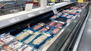 Orlando, FL USA - 31 Mayıs 2021: Orlando, Florida 'daki bir Sams Club toptan satış mağazasının deniz ürünleri bölümünde çeşitli balık gösterimi.