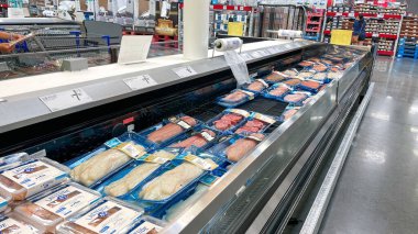 Orlando, FL USA - 31 Mayıs 2021: Orlando, Florida 'daki bir Sams Club toptan satış mağazasının deniz ürünleri bölümünde çeşitli balık gösterimi.