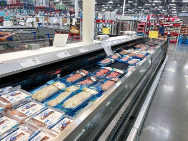 Orlando, FL USA - 31 Mayıs 2021: Orlando, Florida 'daki bir Sams Club toptan satış mağazasının deniz ürünleri bölümünde çeşitli balık gösterimi.