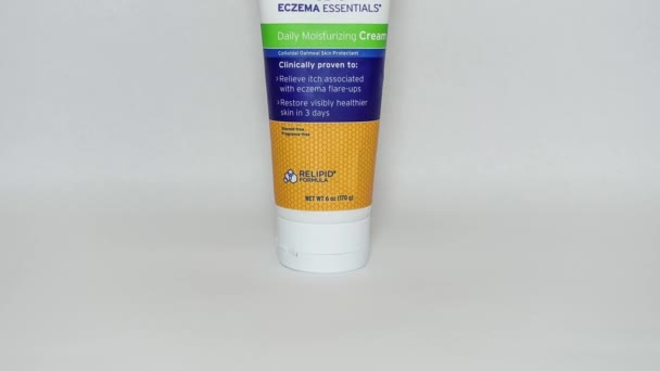 Orlando Eua Fevereiro 2020 Panning Tube Neosporin Eczema Essentials White — Vídeo de Stock
