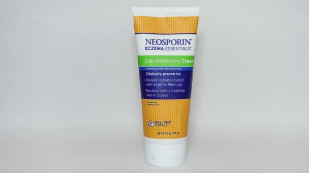 Orlando Usa Лютого 2020 Паннінг Залишила Трубці Neosporin Eczema Essentials — стокове відео