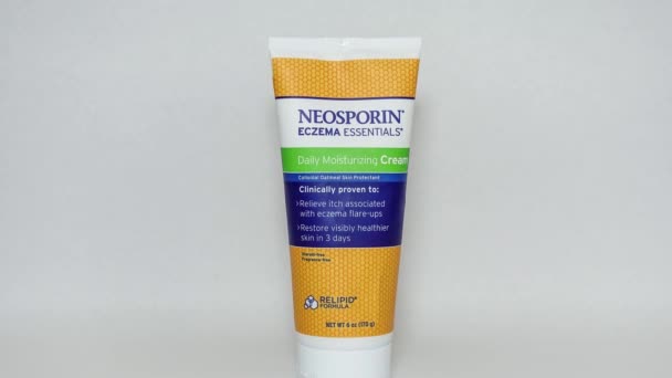 Orlando Usa Febrero 2020 Panorámica Sobre Tubo Neosporin Eczema Essentials — Vídeo de stock