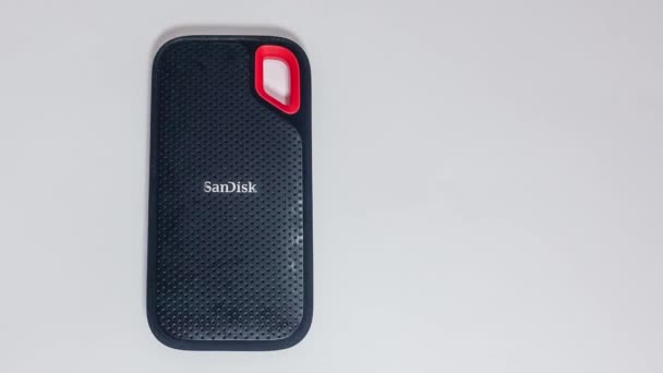 Orlando Usa Února 2020 Panning Right Sandisk Ssd Drive White — Stock video