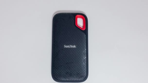 Orlando Usa February 2020 Zooming Out Sandisk Ssd Drive White — Stock videók