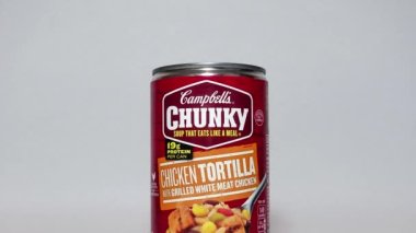 Orlando, FL USA - 3 Şubat 2020: Beyaz arka planda Chunky Chicken Tortilla Çorbası konservesi.