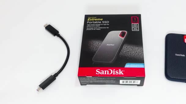 Orlando Usa Február 2020 Panning Left Sandisk Ssd Drive White — Stock videók