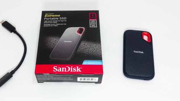 フロリダ州オーランド 2020年2月3日 白い背景にSandisk Ssdドライブで右にパンニング — ストック動画