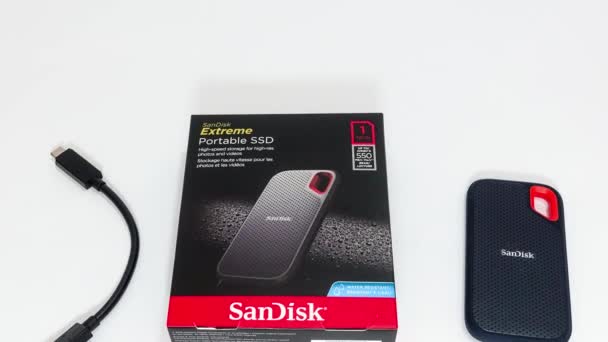 Orlando Usa Února 2020 Panning Sandisk Ssd Drive White Background — Stock video