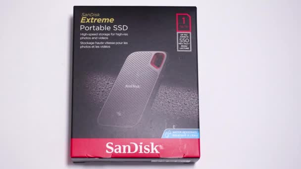 Orlando Usa Şubat 2020 Beyaz Arka Planda Sandisk Ssd Kutusunda — Stok video