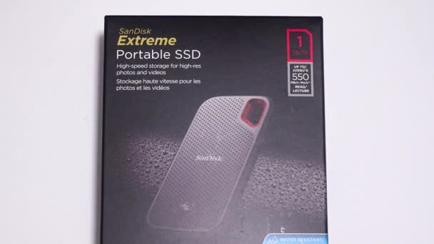 Orlando Eua Fevereiro 2020 Panning Sandisk Ssd Box White Background — Vídeo de Stock