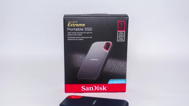 Orlando Eua Fevereiro 2020 Panning Sandisk Ssd Drive Box White — Vídeo de Stock