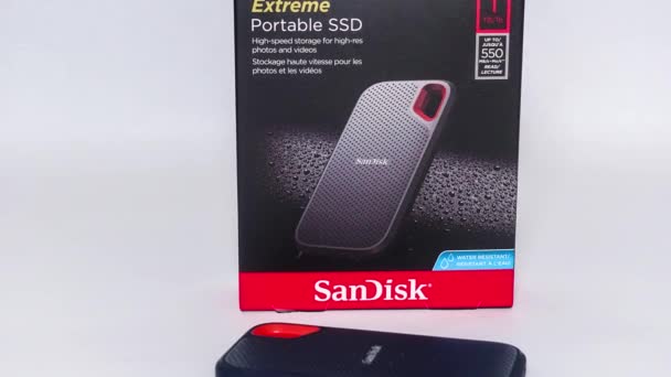 Orlando Usa Lutego 2020 Zooming Out Sandisk Ssd Drive Box — Wideo stockowe