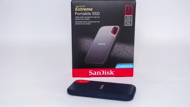 Orlando Usa Lutego 2020 Powiększenie Dysku Ssd Sandisk Pudełka Białym — Wideo stockowe