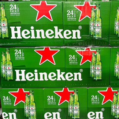 Orlando, FL USA - 16 Temmuz 2021: Bir markette müşterilerin satın almasını bekleyen Heineken Şişe Birası kutuları. Heineken Hollanda 'nın bir ürünüdür..