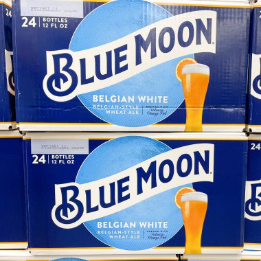 Orlando, FL USA - 18 Temmuz 2021: Orlando, Florida 'daki Sam' s Club 'da Blue Moon Belçika Beyaz Bira Kutuları.