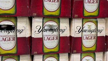 Orlando, FL USA - 18 Temmuz 2021: Bir Sams Club mağazasında müşterilerin satın almasını bekleyen bir şişe Yuengling Geleneksel Birası.