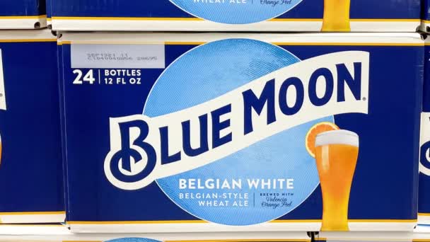 Orlando Usa Φεβρουαρίου 2020 Panning Αριστερά Περιπτώσεις Blue Moon Beer — Αρχείο Βίντεο