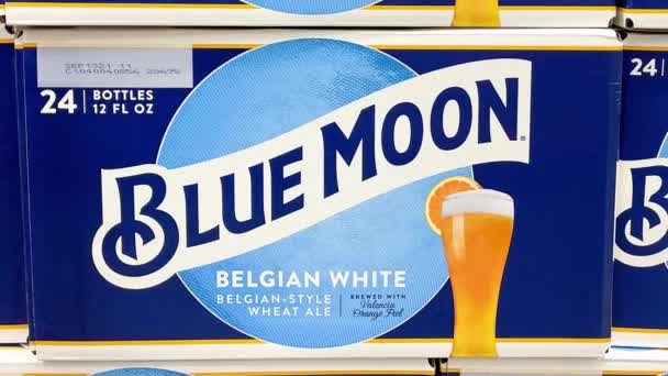 Orlando Usa Februari 2020 Uitzoomen Gevallen Van Blue Moon Beer — Stockvideo