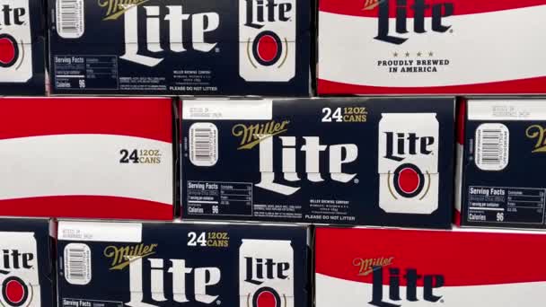 Orlando Usa Лютого 2020 Zooming Out Cases Miller Lite Beer — стокове відео