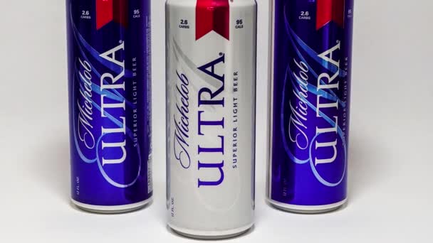 Orlando Usa Febrero 2020 Acercarse Tres Latas Cerveza Michelob Ultra — Vídeos de Stock