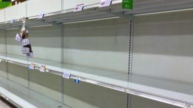 Orlando, FL USA - 16 Şubat 2020: Orlando, Florida 'da bir Publix marketinde boş raflarda gezinmek.