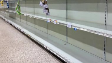 Orlando, FL USA - 16 Şubat 2020: Orlando, Florida 'da bir Publix marketinde boş raflara bakmak.
