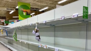 Orlando, FL USA - 16 Şubat 2020: Orlando, Florida 'da bir Publix marketinde boş raflara konmak.