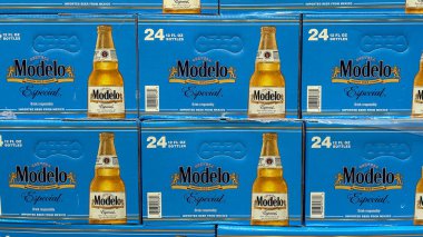 Orlando, FL USA - 16 Temmuz 2021: Bir markette müşterilerin satın almasını bekleyen Heineken Şişe Birası kutuları. Heineken Hollanda 'nın bir ürünüdür., 2021: Nona Gölü Performans Kulübü' ndeki kaya tırmanma duvarı Orlando, Flor 'da bir fitness merkezi.