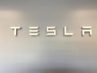 Tampa, FL USA - 31 Mayıs 2020: Tampa, Florida 'daki Tesla bayiliğinin girişindeki Tesla Tabelası.
