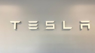Tampa, FL USA - 31 Mayıs 2020: Tampa, Florida 'daki Tesla bayiliğinin girişindeki Tesla Tabelası.