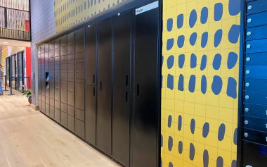 Orlando, FL USA - 5 Ağustos 2020: Paketlerin güvenli bir şekilde sakinlere teslim edildiği bir apartman kompleksindeki Amazon merkez dolabı.