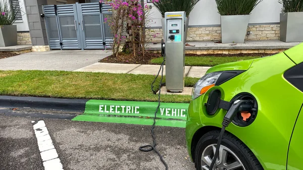 Orlando Usa December 2019 Lime Green Electric Vehicle Charging Free — Stock Photo, Image