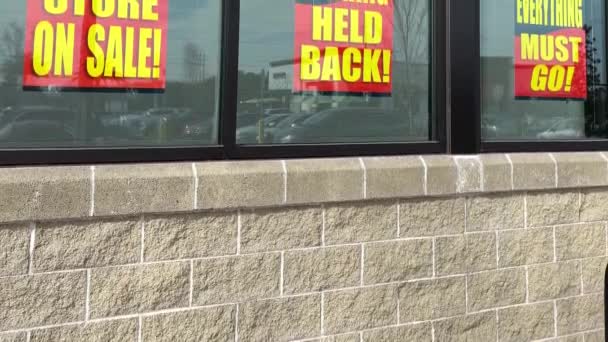 Panoramique Sur Les Panneaux Dans Fenêtre Magasin Détail Qui Sort — Video