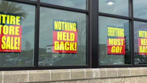 Zoom Auf Schildern Schaufenster Eines Ladengeschäfts Die Besagen Dass Das — Stockvideo