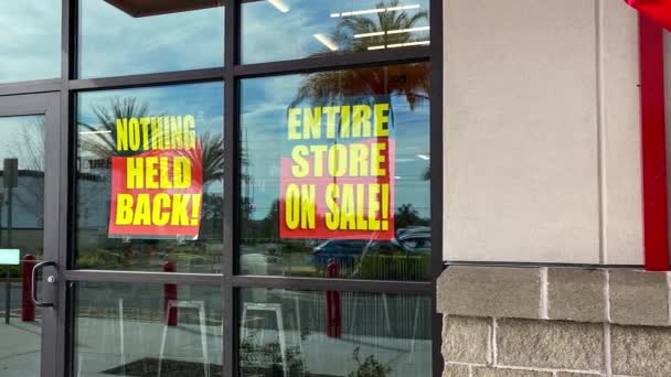 Panoramique Droite Sur Les Panneaux Dans Fenêtre Magasin Détail Sortir — Video