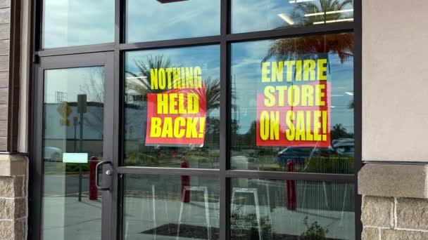 Uitzoomen Borden Etalage Van Een Winkel Die Failliet Gaat Die — Stockvideo