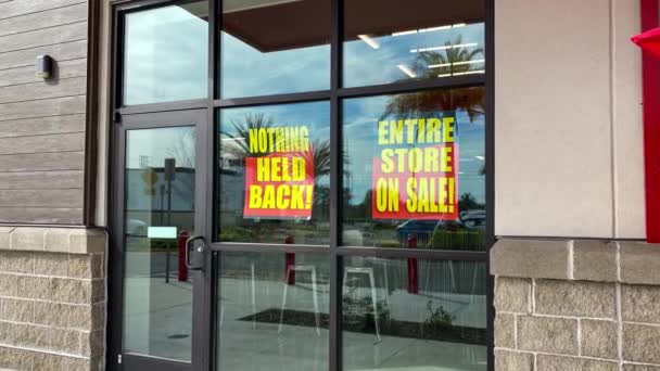 Acercándose Los Letreros Ventana Una Tienda Por Menor Que Sale — Vídeos de Stock