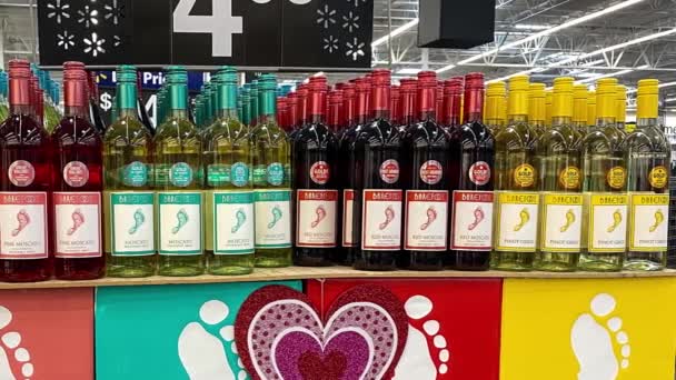 Orlando Usa Února 2020 Panning Right Cases Barefoot Wine Walmart — Stock video