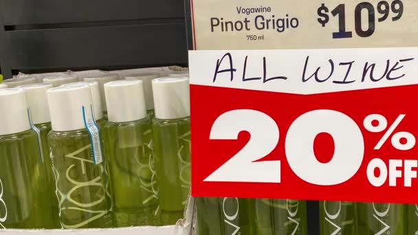 Orlando Usa February 2020 Panning Left Wine Sale Sign Retail — Stock Video