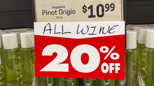 Orlando Usa February 2020 Zooming Out Wine Sale Sign Retail — Video Stock