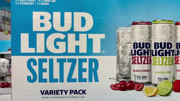 Orlando Usa Ιανουάριος 2020 Panning Αριστερά Μια Περίπτωση Bud Light — Αρχείο Βίντεο