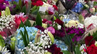 Orlando, Florida 'da bir bakkalda çiçek buketi açmak..