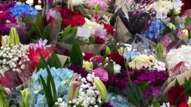 Orlando, Florida 'daki bir markette çiçek buketlerine zum yapıyorum..