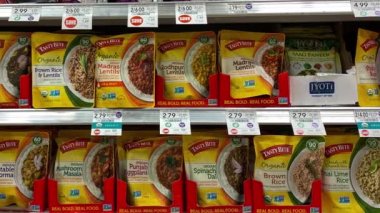 Orlando, FL USA - 12 Şubat 2020: Bir Publix marketinin Asya Baharat reyonunda sağa dönüş.